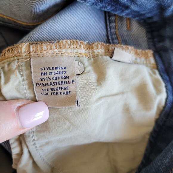 CAbi Denim Capri Women's sz 4 Mid Rise Straight Leg Denim Capri Jean - Picture 6 of 8